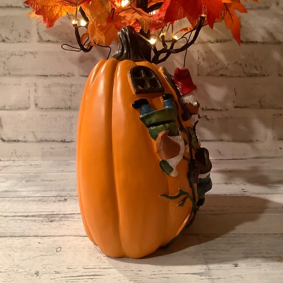 Resin Pumpkin LED With 4 Gnomes Climbing Grape Vine - Picture 8 of 9